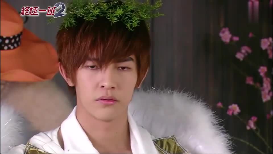 终极一班雷婷不想让金宝三等人看到她穿女装,尽力把门挡住