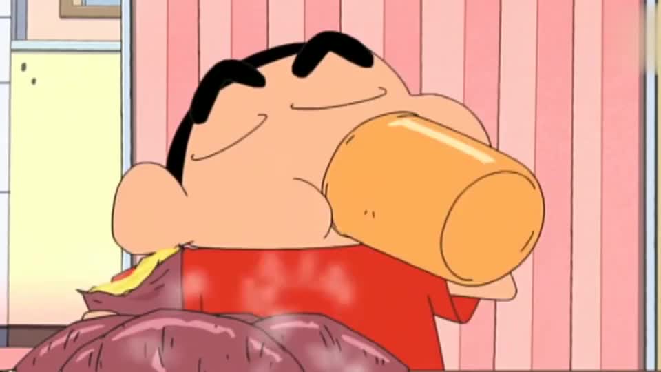 蜡笔小新:小新好会吃地瓜啊,要少吃点,不然晚饭吃不下了!