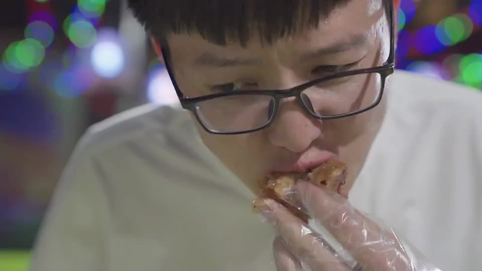 朋友得知淡嘴哥回来,晚上叫夜市好酒好菜招待,吃好