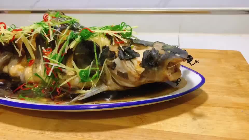 清蒸清江鱼,切记不要直接上锅蒸,多加这一步,鱼肉鲜嫩没有腥味