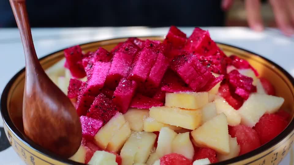 西瓜摔碎了不要扔,把它和火龙果放在一起这样做,一点也不浪费