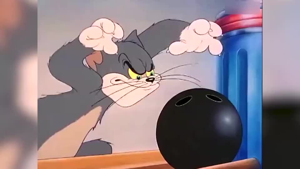 猫和老鼠杰瑞欺负汤姆把汤姆气得张起爪子要抓杰瑞