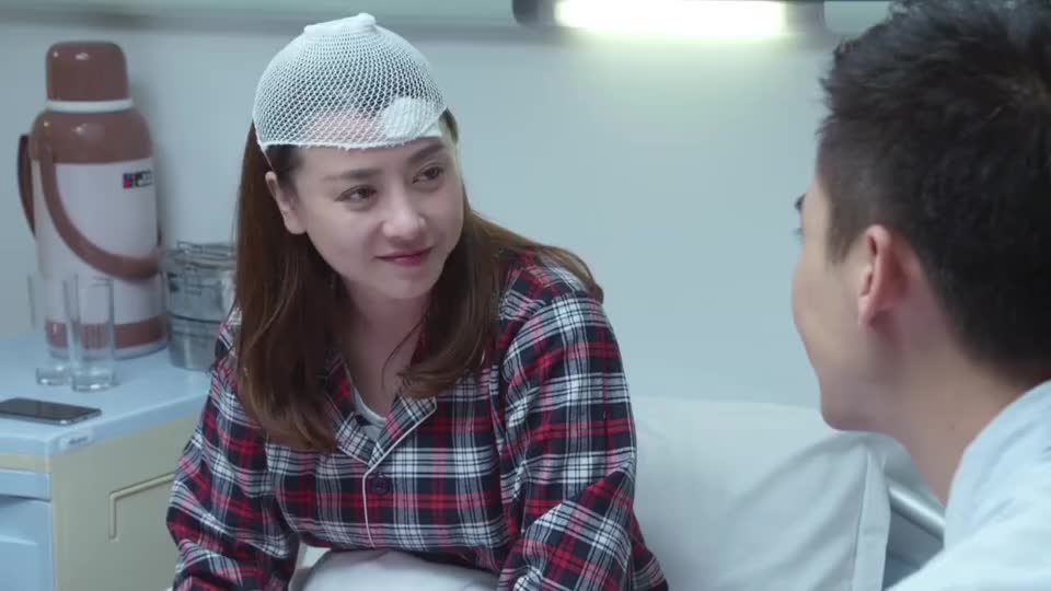 警察锅哥:简凡看望胡姐,还带上鲜花,简凡:看你不得隆重点!