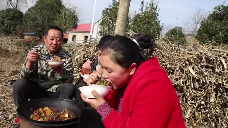 胖妹田间地头架锅煮牛蹄,一大锅吃着美滋滋真是太痛快了