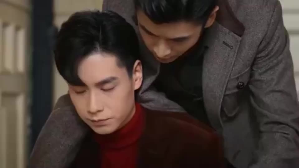 一看路垚想开溜,乔楚生直接把他按在了怀里,这画面