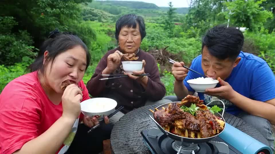 胖妹做的羊排香辣够味，一家人吃着美滋滋太惬意了