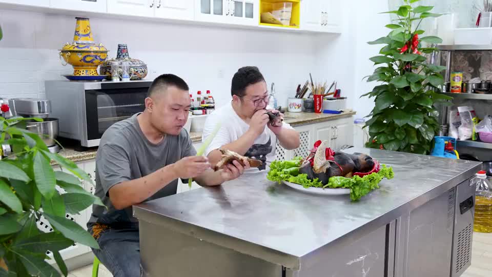 380买颗大牛头，半吨请朋友吃“酱牛头”肉质软烂，香而不腻