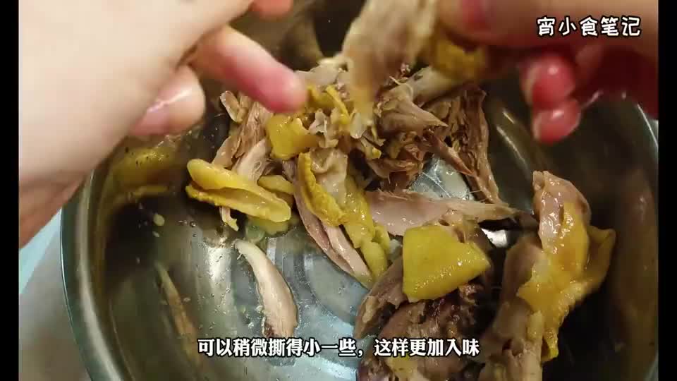 今天分享一道超简单的凉拌菜柠檬手撕鸡，喜欢健身人群应该超喜欢