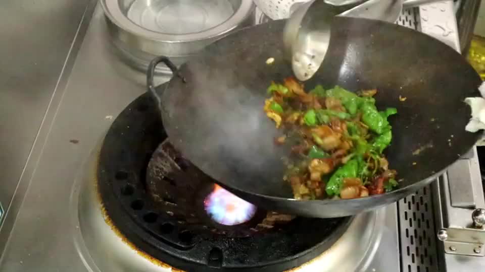 辣椒炒肉先炒辣椒还是先炒肉，许多人都搞不懂，看饭店大厨如何做