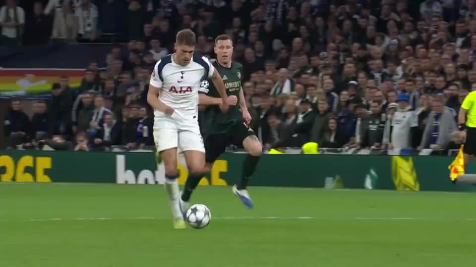 冲普斯卡什奖！范德芬全场奔袭复刻孙兴慜一条龙，破六人防守破门