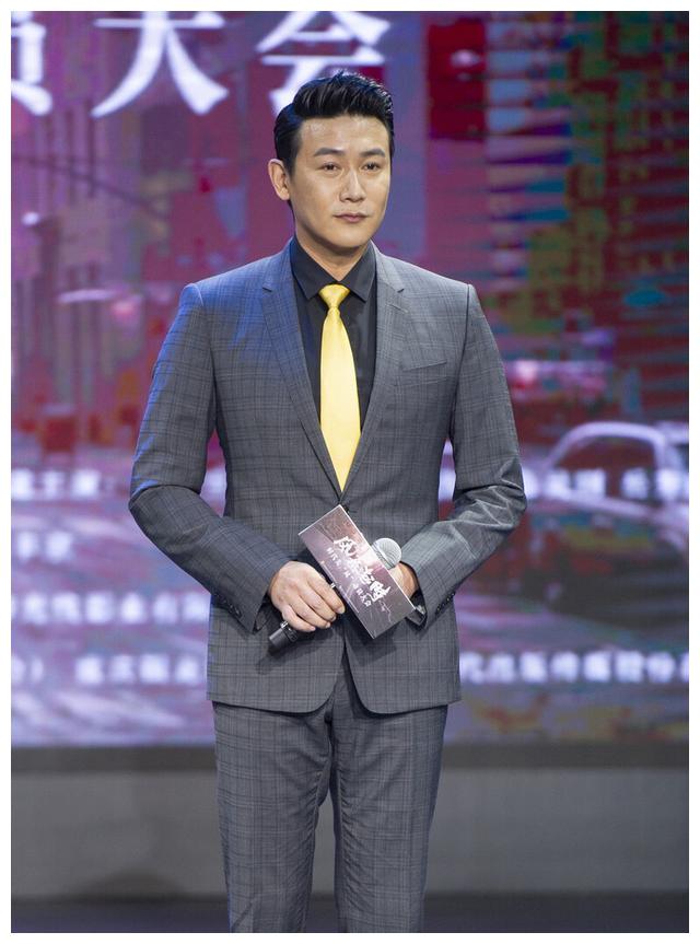 45岁陆毅样子40年没变发文庆生竟写错字妻子鲍蕾无情调侃