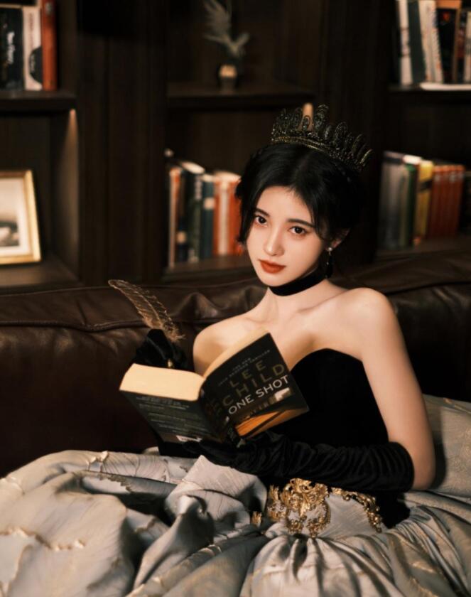 鞠婧祎一袭高定撞色公主礼服裙造型既甜美又性感