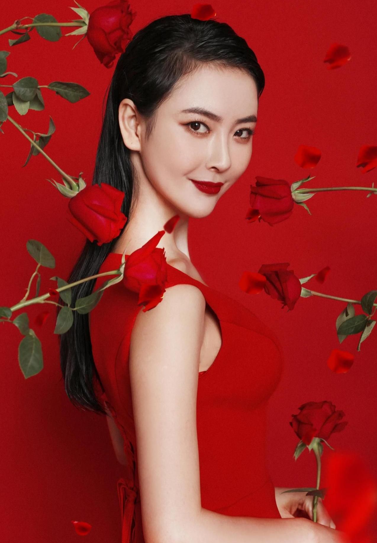 亚洲小姐吴丹近照魅力四射,各种优美造型尽显优雅女神气质