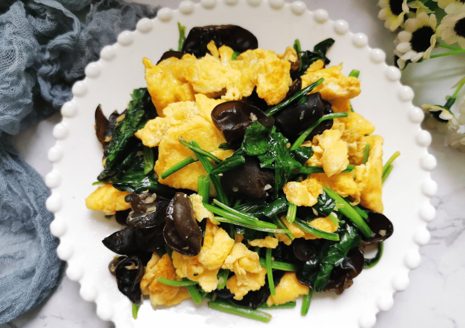 今天准备给孩子做一道补钙菜肴——黑木耳菠菜炒土鸡蛋,土鸡蛋鲜嫩