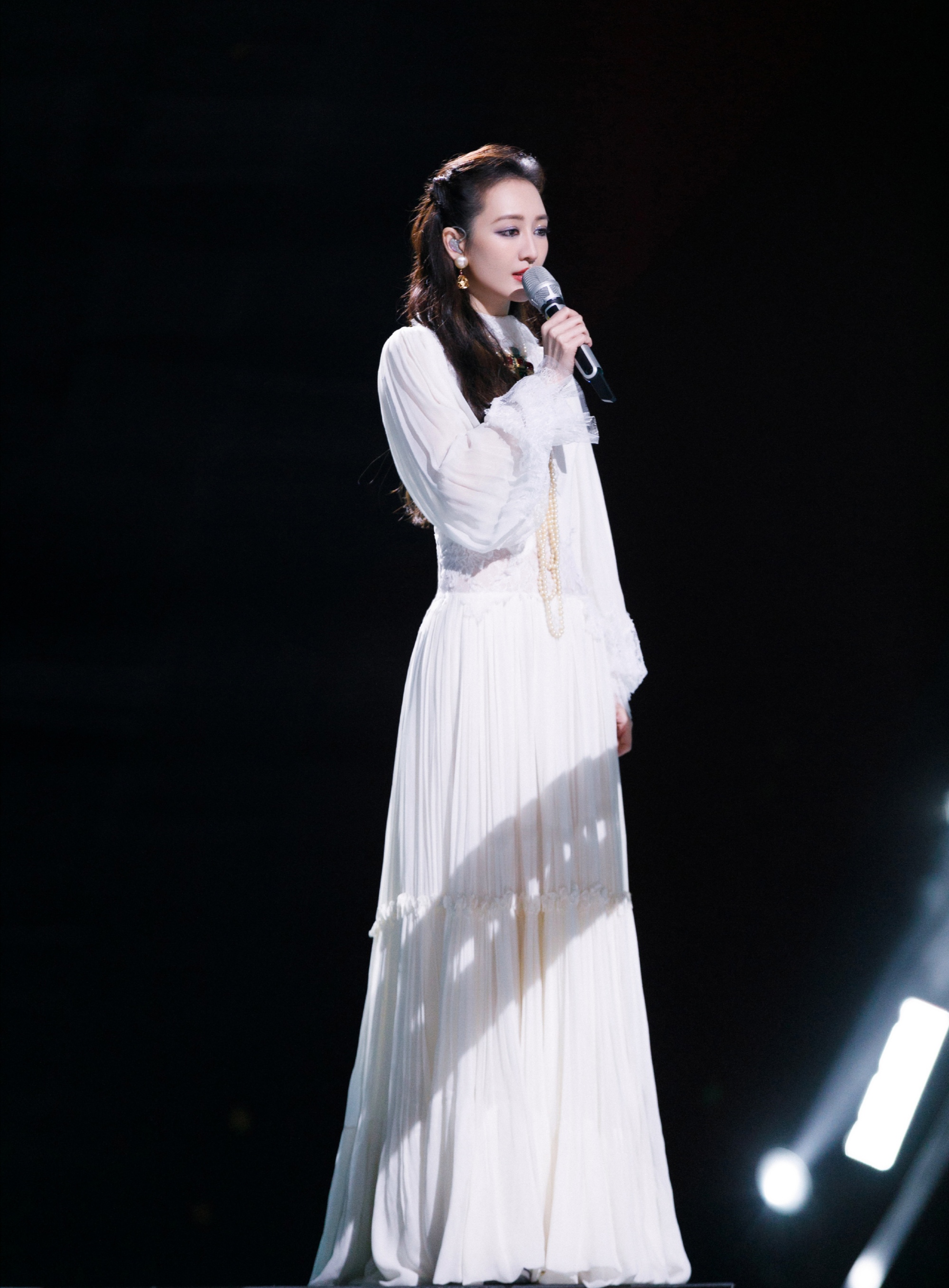 正式表演时因为有舞蹈动作需要表演,王鸥更是选择直接光脚上舞台跳舞.