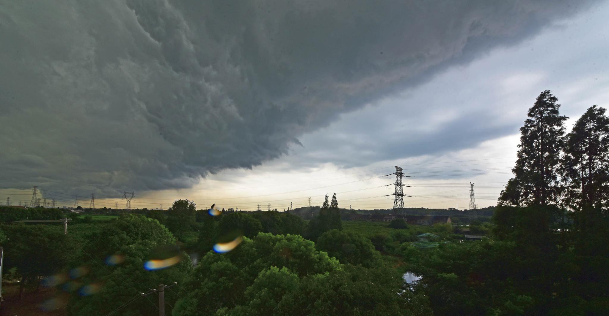 山雨欲来风满楼黑云压城城欲摧