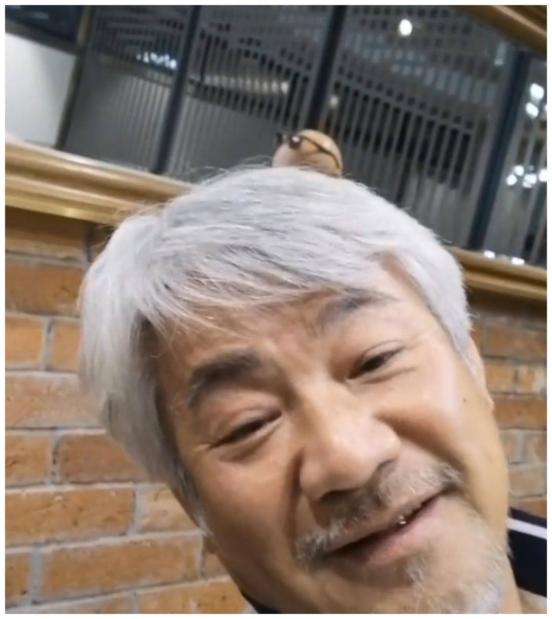 62岁韩宾尹扬明近照曝光满头白发显慈祥曾因赌博输掉身家