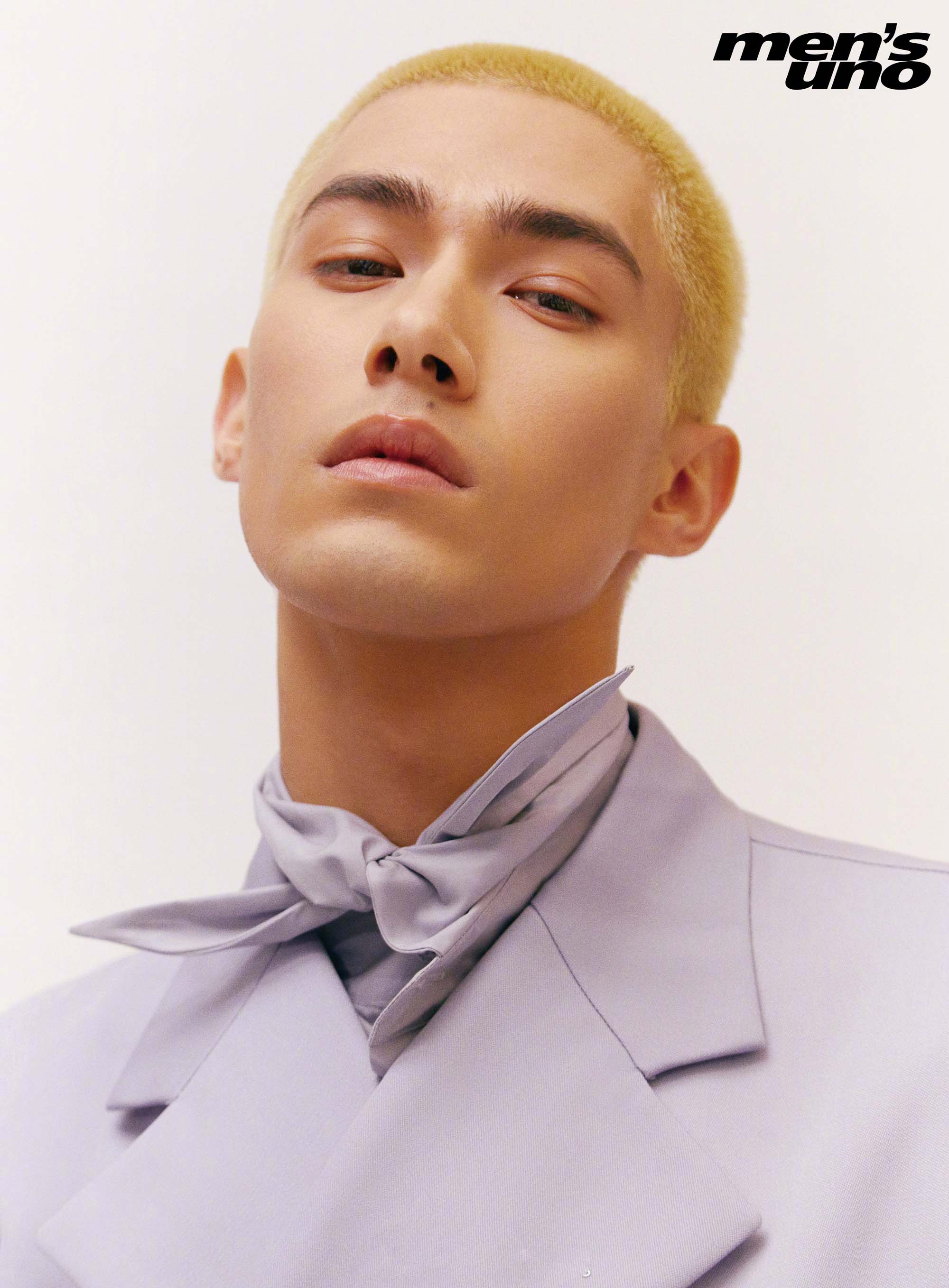 米卡登上mensuno2月刊封面依旧是荷尔蒙十足的男模卡