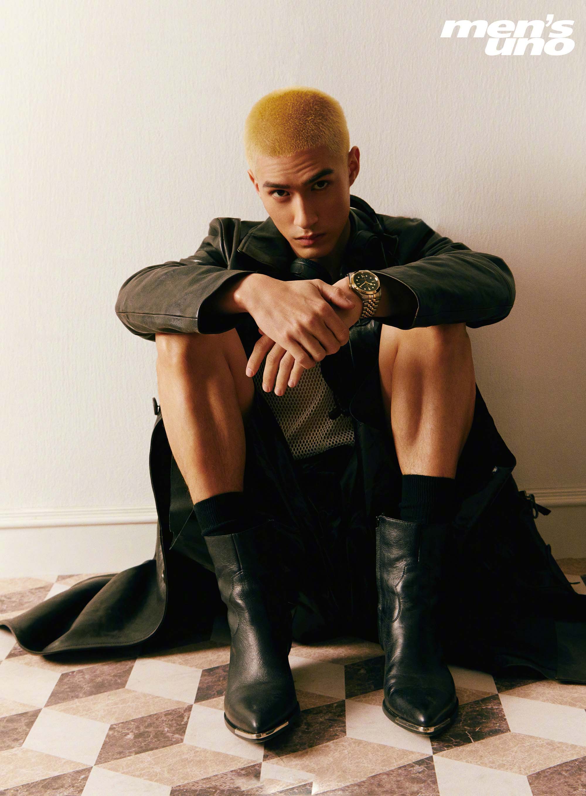 米卡登上mens uno 2月刊封面,依旧是荷尔蒙十足的男模卡