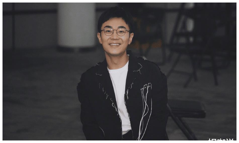 郭敬明被否,尔冬升效仿李成儒,演员大鹏不会控场引争议?