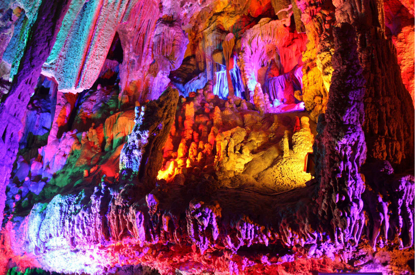 游览银子岩各种钟乳石形态各异溶洞曲折幽深