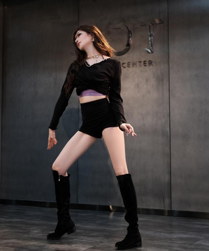 江疏影露脐装配紧身短裤看不到一点赘肉