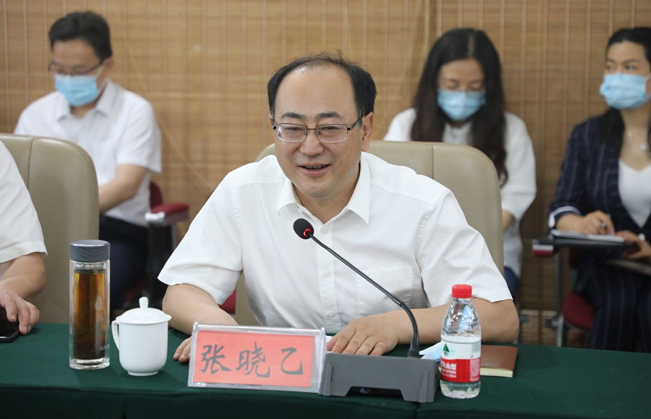 鲍海红同志对我院在疫情防控工作中的突出表现表示肯定,向无私无畏的