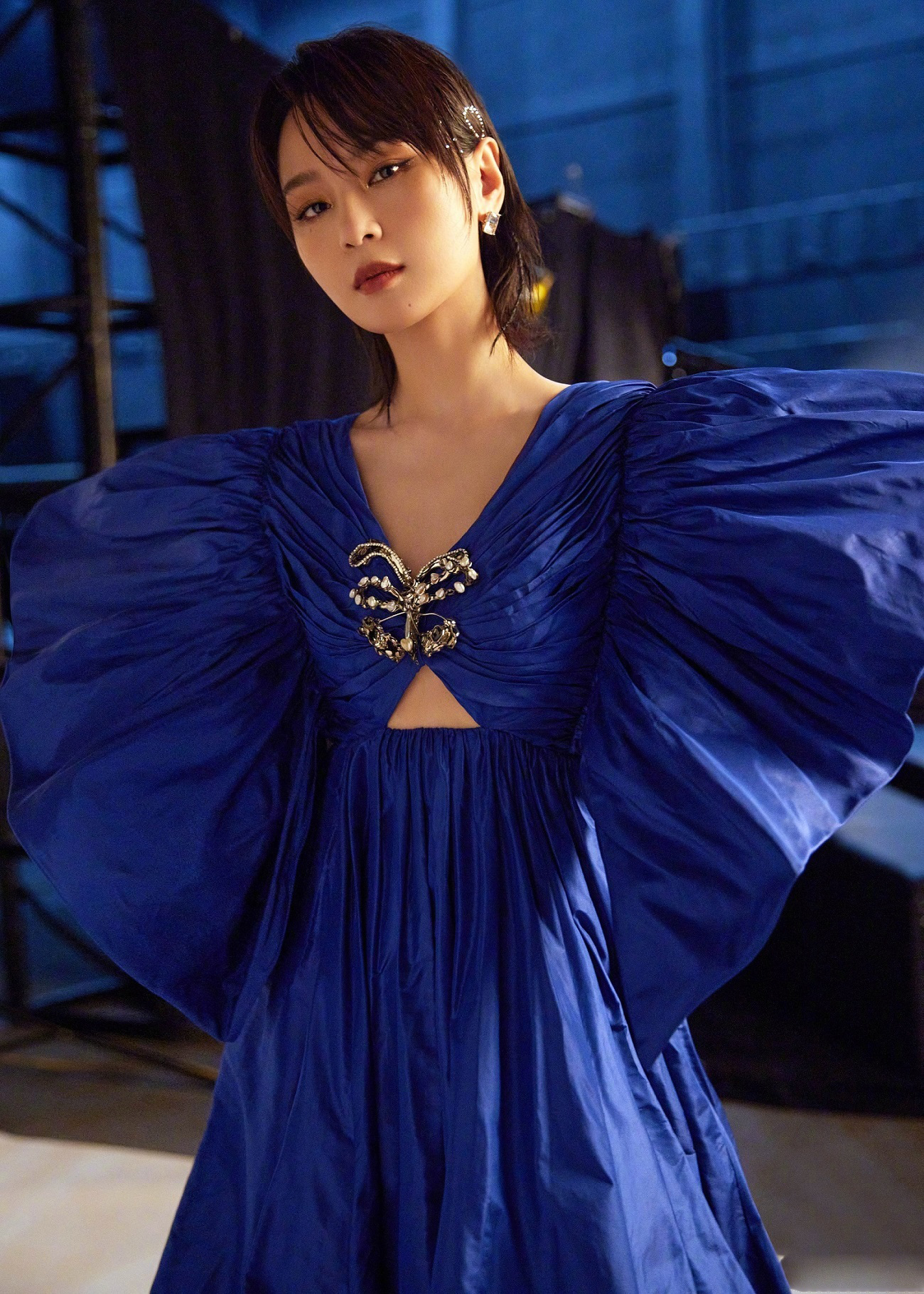 周笔畅身着carolinaherrera2022早秋蓝色蝴蝶结礼服