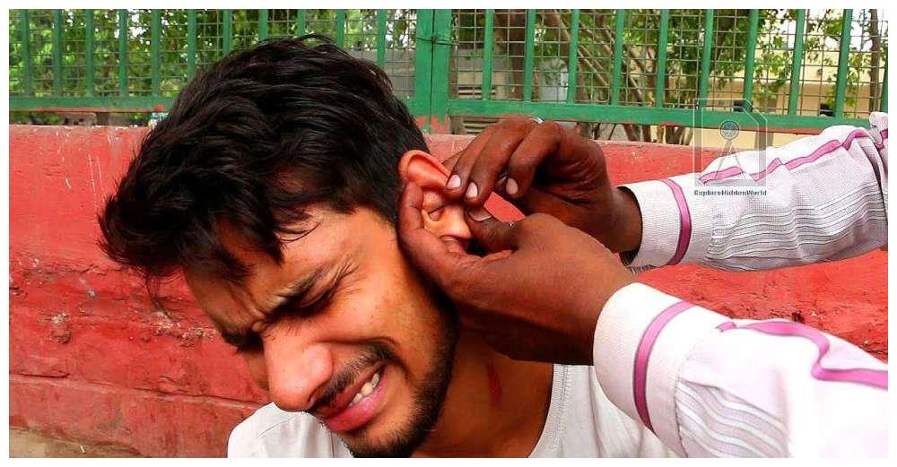 印度街头的职业掏耳人技术有多牛?一勺下去,游客开始怀疑人生