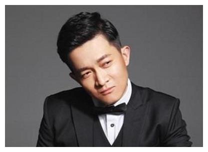 28岁因演反派成名,29岁娶配音演员为妻,曾因戏受伤妻子不离不弃