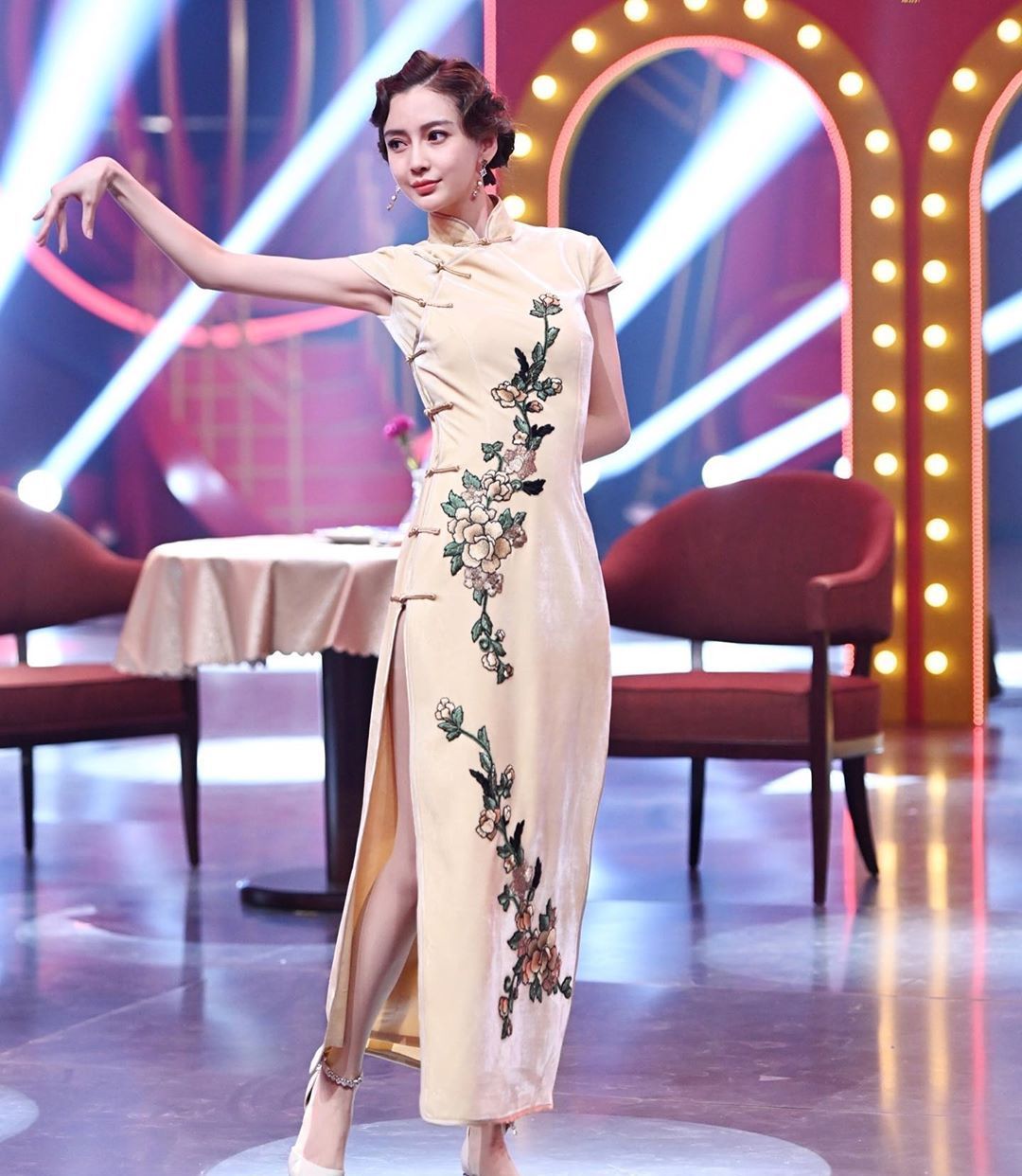 1 / 11 《王牌对王牌》上,一身中国风旗袍的她,魅惑无穷