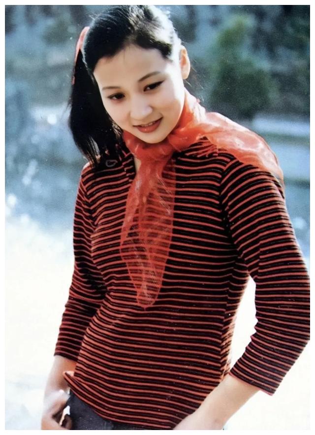 她们都有一条红纱巾,方舒,韩月乔,吴海燕,张芝华……风情各异