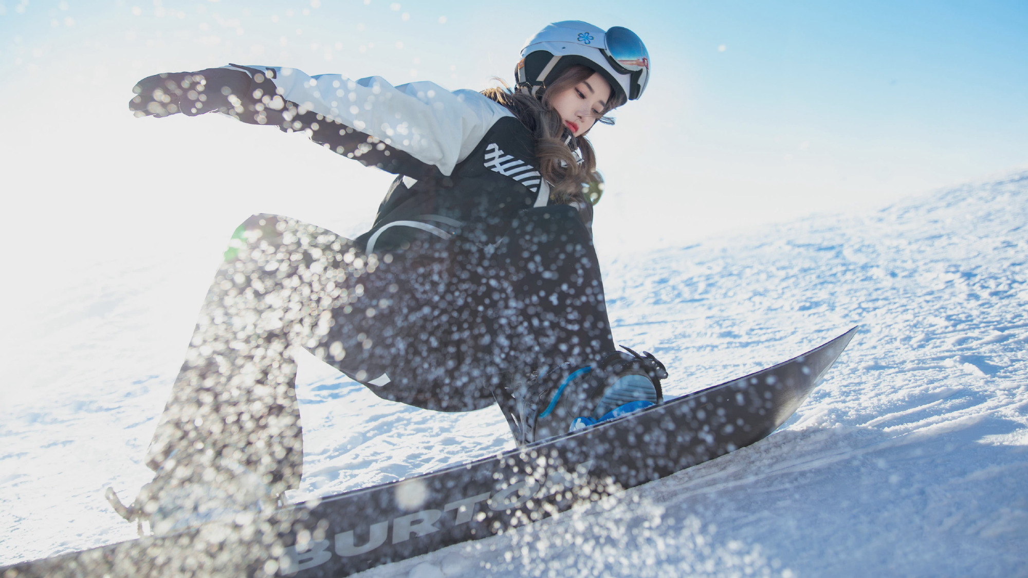 徐艺洋一身滑雪装备出镜热血肆意的少女