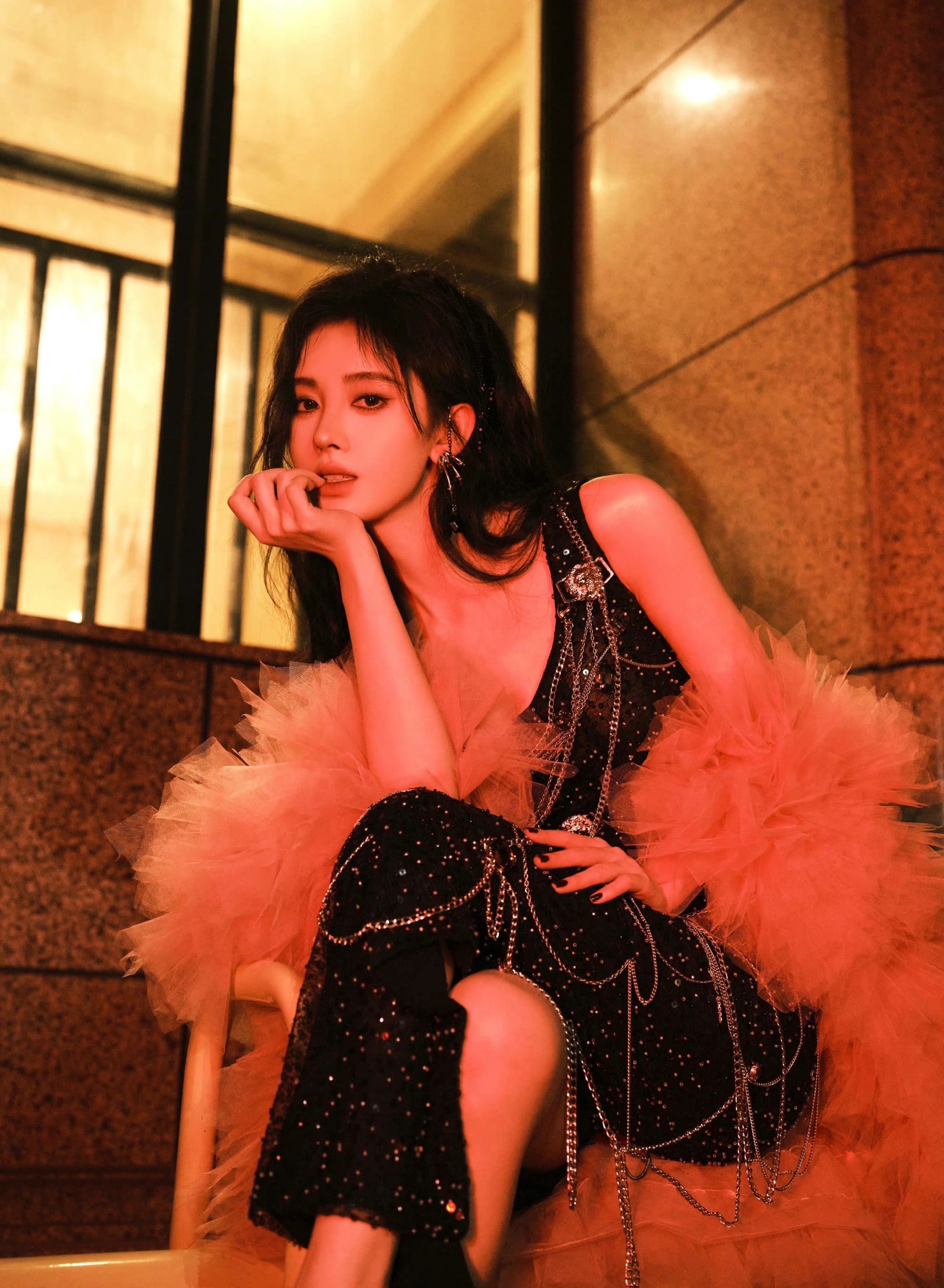 鞠婧祎辣妹造型好美穿吊带裙庆祝28岁生日烟熏妆真的太抢眼