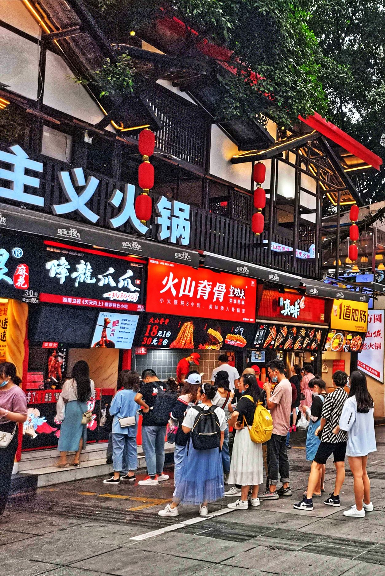 这才是真实的重庆八一路街头小吃