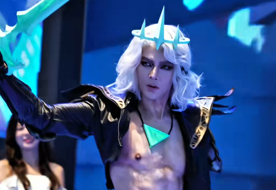 43岁男星在上海引发疯狂尖叫，身材太惊人！网友叹是抗衰最好方法