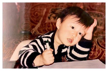 范丞丞童年照曝光留蘑菇头呆萌可爱颜值不及姐姐范冰冰