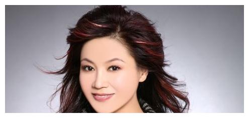 她曾是春晚知名歌手父母离世后又痛失丈夫如今与女儿相依为