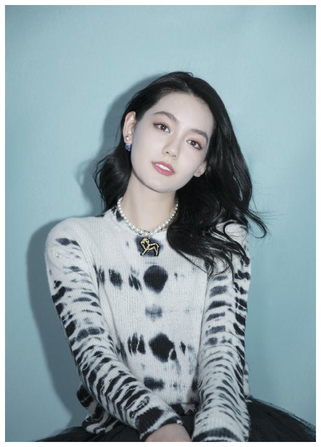 angelababy旗下的00后中德混血小花李诗颖,气质独特笑容甜美!