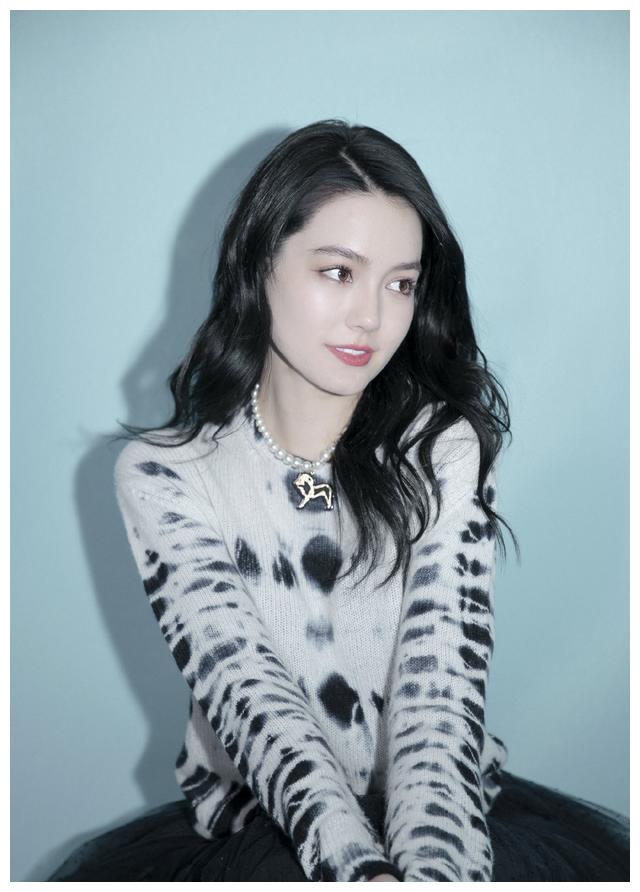 angelababy旗下的00后中德混血小花李诗颖,气质独特笑容甜美!