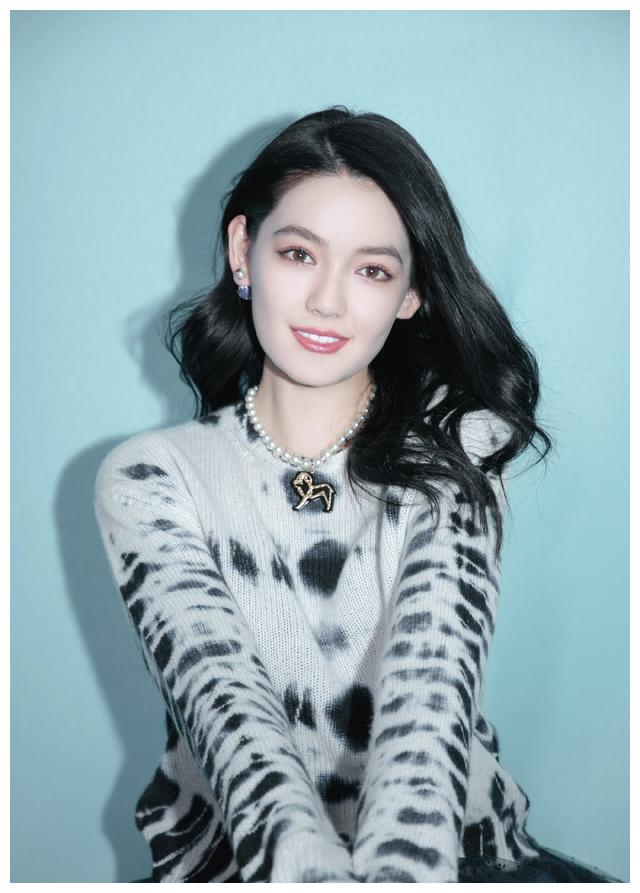 angelababy旗下的00后中德混血小花李诗颖,气质独特笑容甜美!