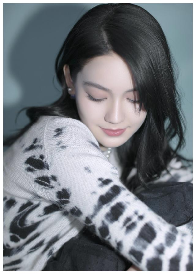 angelababy旗下的00后中德混血小花李诗颖,气质独特笑容甜美!
