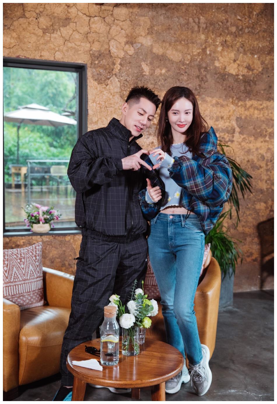 金晨卡斯柏节目中互选成功两人如约而至激动拥抱比心