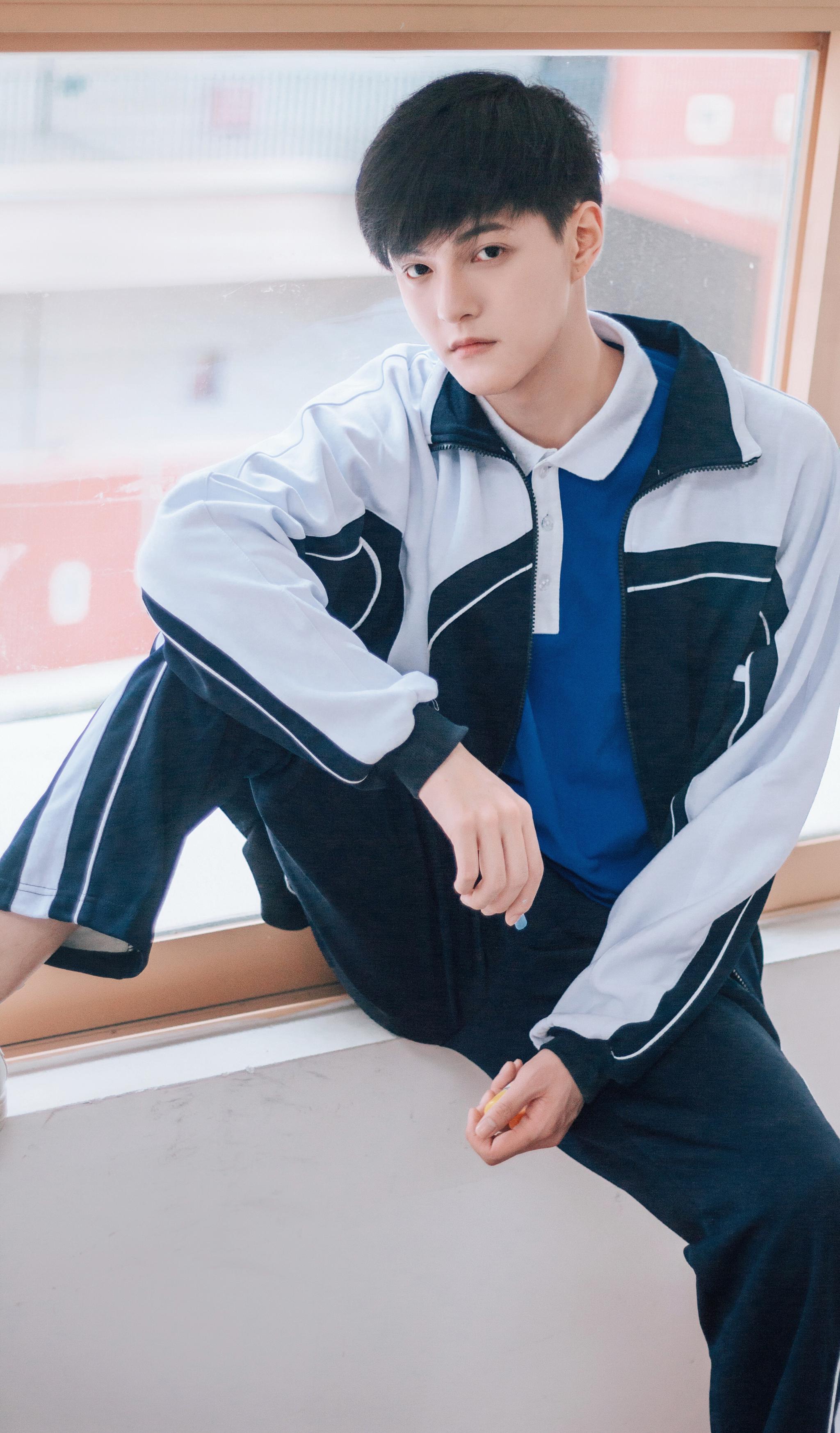 演员李梵诚校园写真曝光 重返学生青涩时光