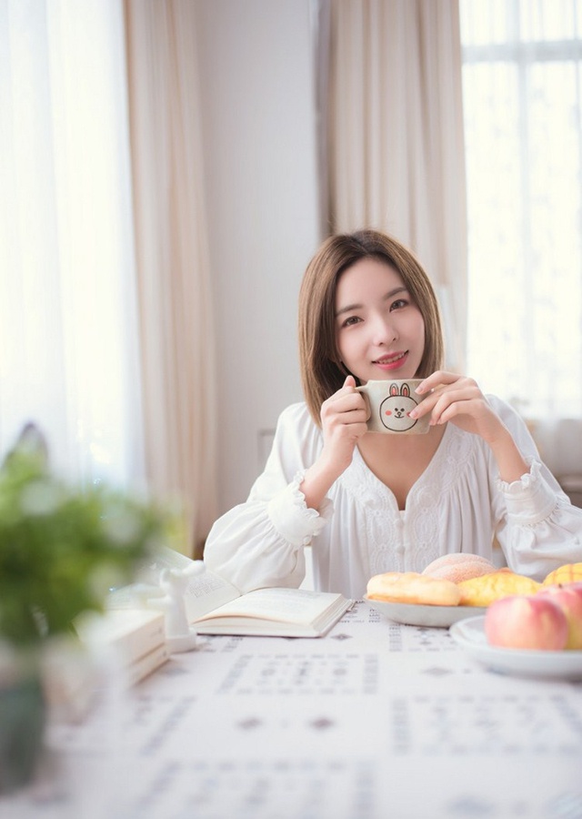 咖啡配面包吃早餐美女舒适悠闲时光写真