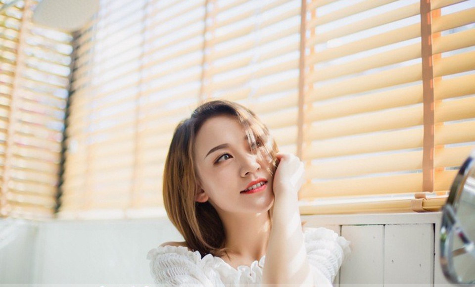 甜美女孩笑得眉眼弯弯清新动人写真