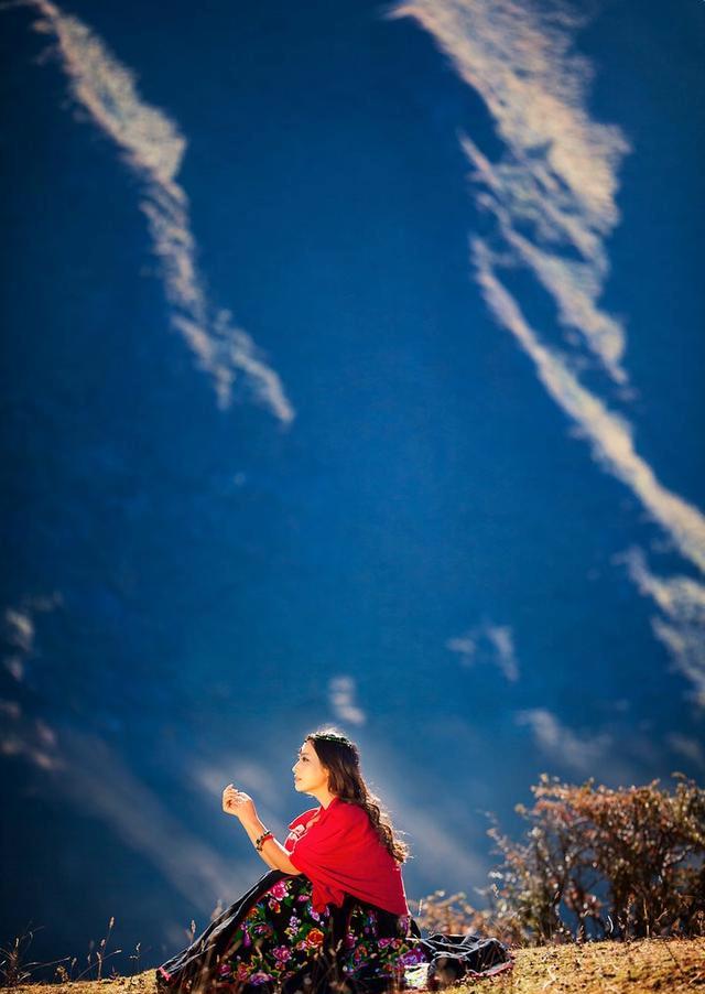 一是长焦带来的浅景深可以让人像背景被适当虚化;二是长焦端拍摄可以