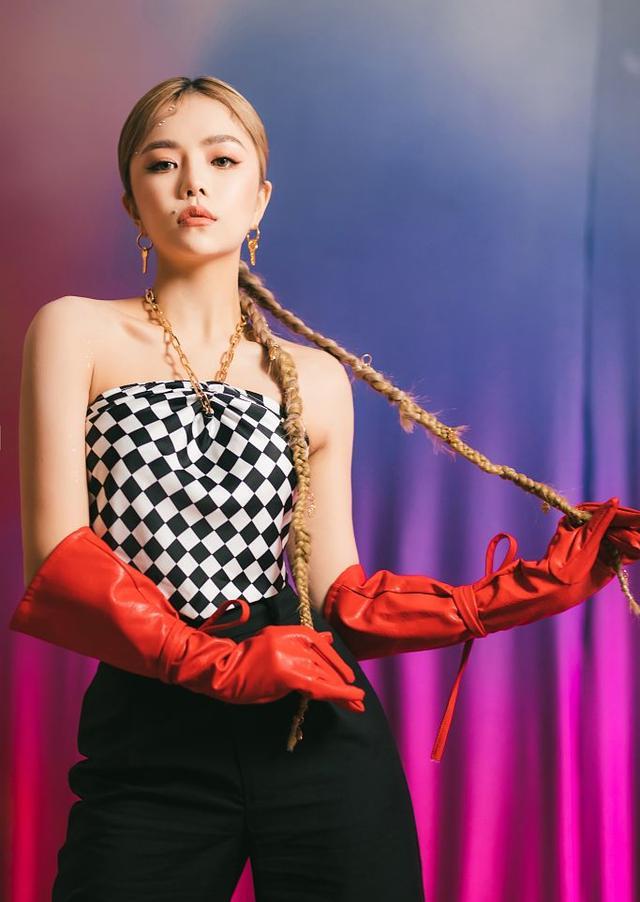 安崎黑白格子抹胸秀美肩戴红色皮手套摆弄发尾亮眼迷人