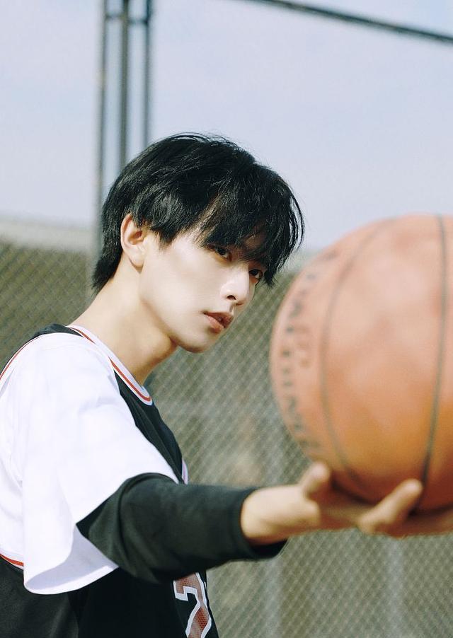 王敬轩布玩篮球的运动写真阳光帅气撩妹力满分