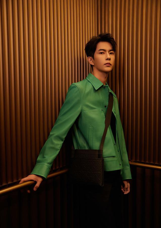 于朦胧亮绿皮衣复古感十足梳碎发眉眼清秀少年感满满